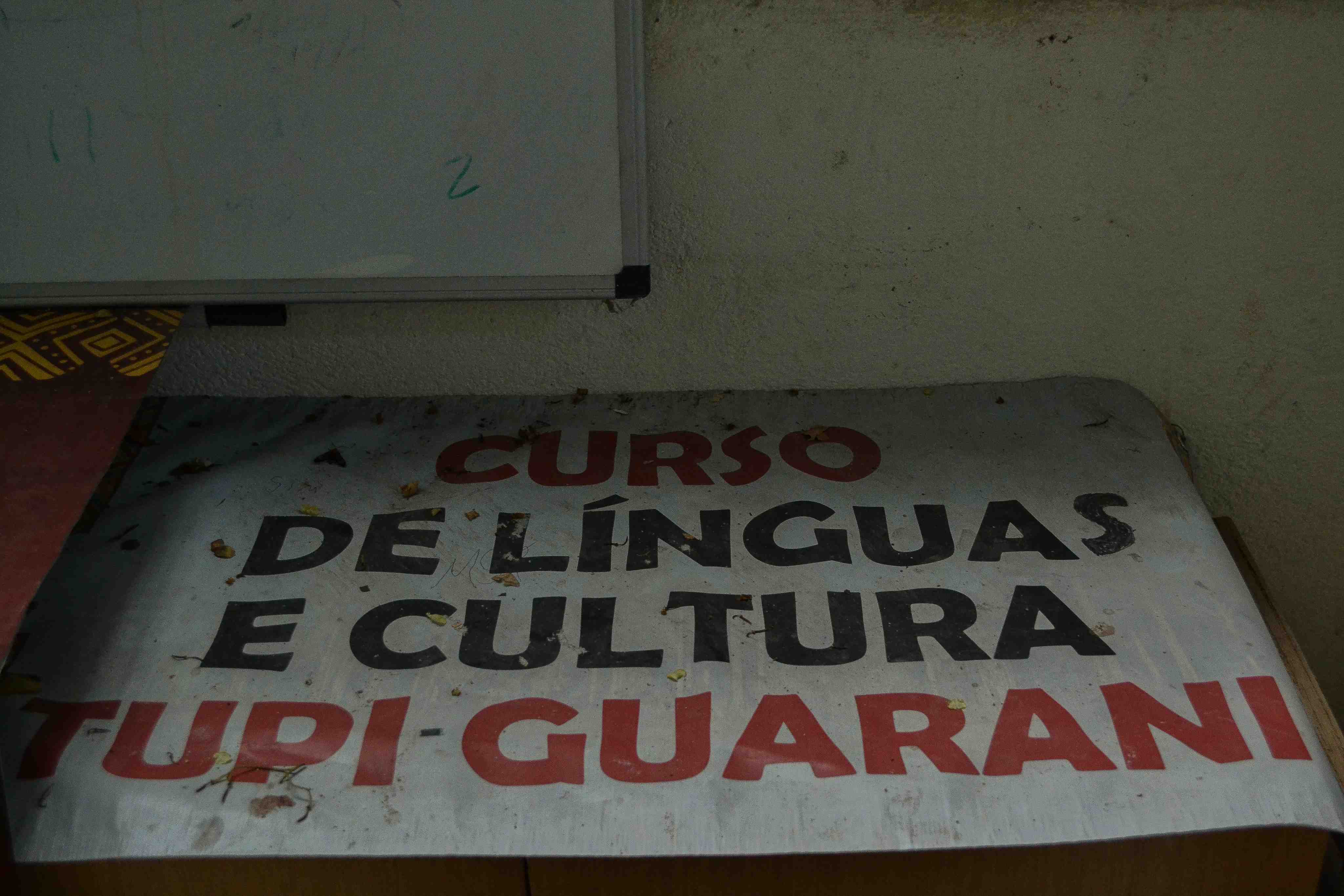 Sala de aula ou espaço de ensino na aldeia.